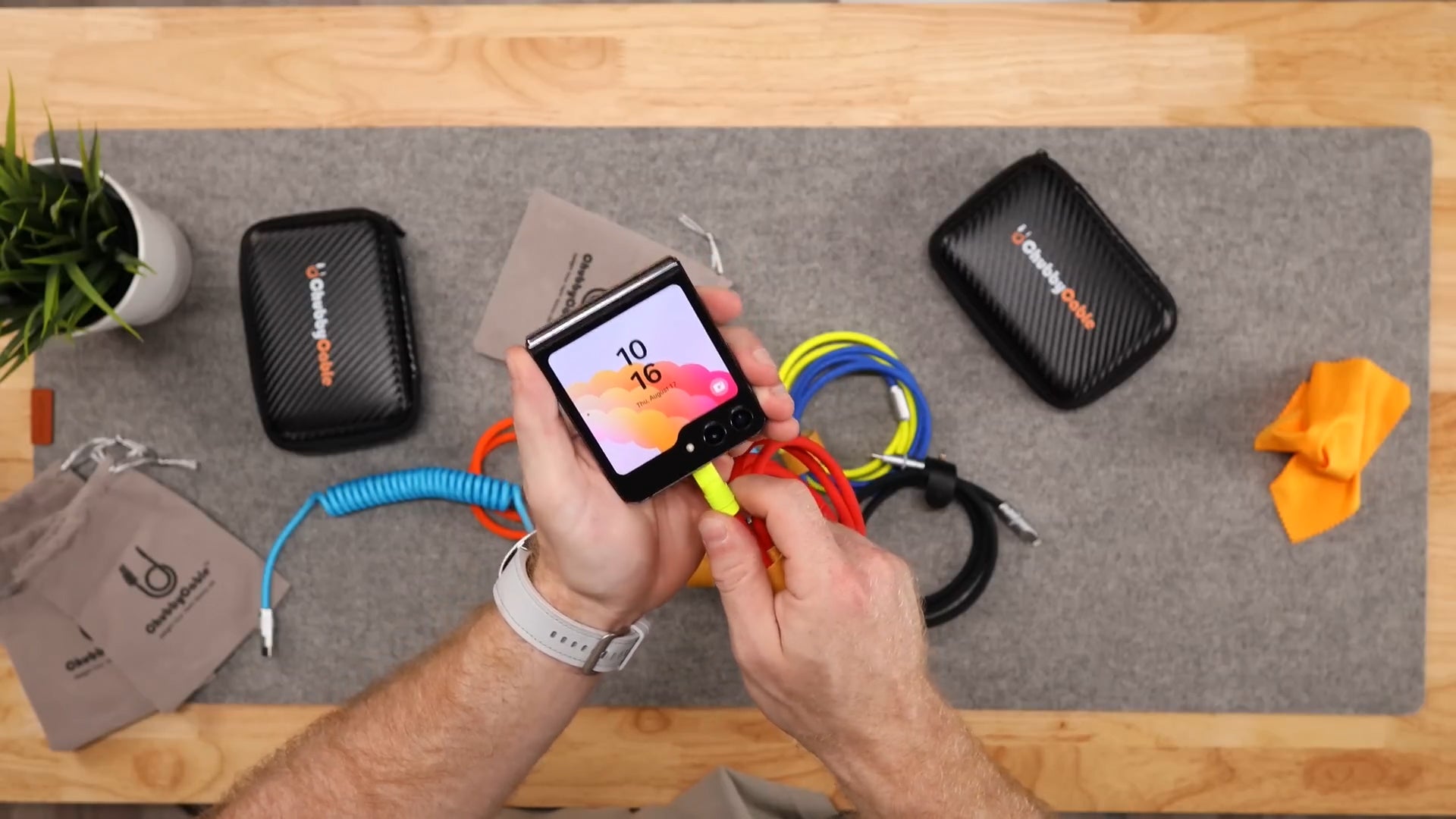Cargar video: Experience connectivity like never before! 🌈💻Cables come in a vibrant array of colors, ensuring your heart beats with excitement every time you connect. Whether you need curly, straight, or different lengths, we&#39;ve got you covered for any situation.
