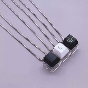 „Cyber ​​Chic“ Halskette mit mechanischer Tastatur zum Entpacken 
