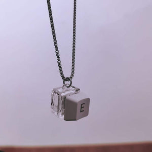 „Cyber ​​Chic“ Halskette mit mechanischer Tastatur zum Entpacken 